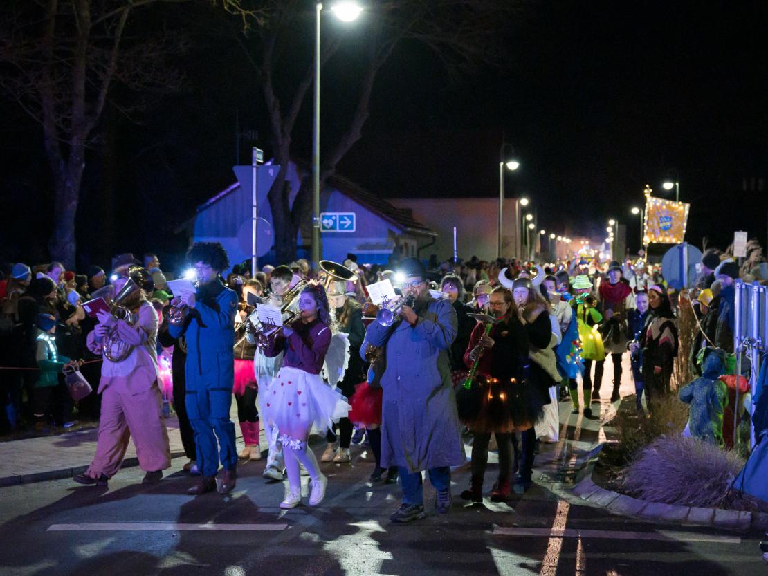 Das Bild zeigt den Bäumenheimer Nachtumzug 2023.