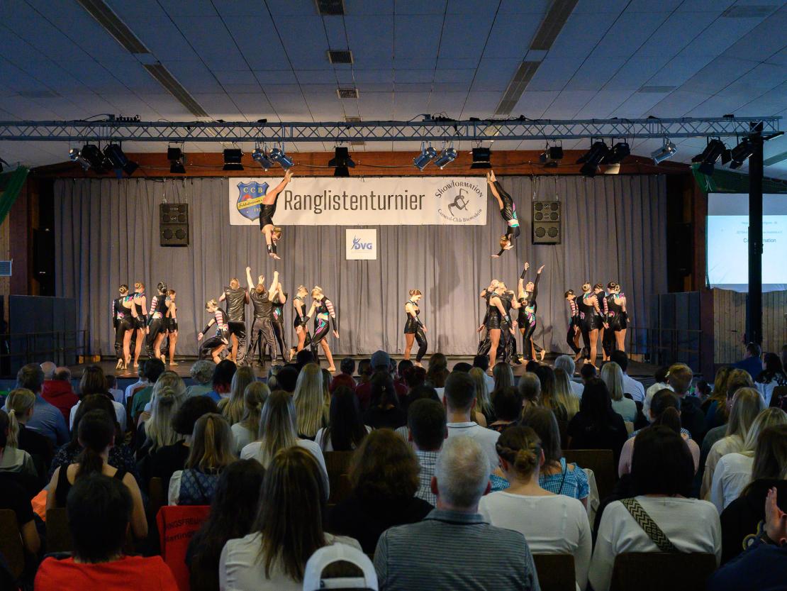 Die Tanzgruppen beim Ranglistenturnier für Showtanz in Asbach-Bäumenheim.