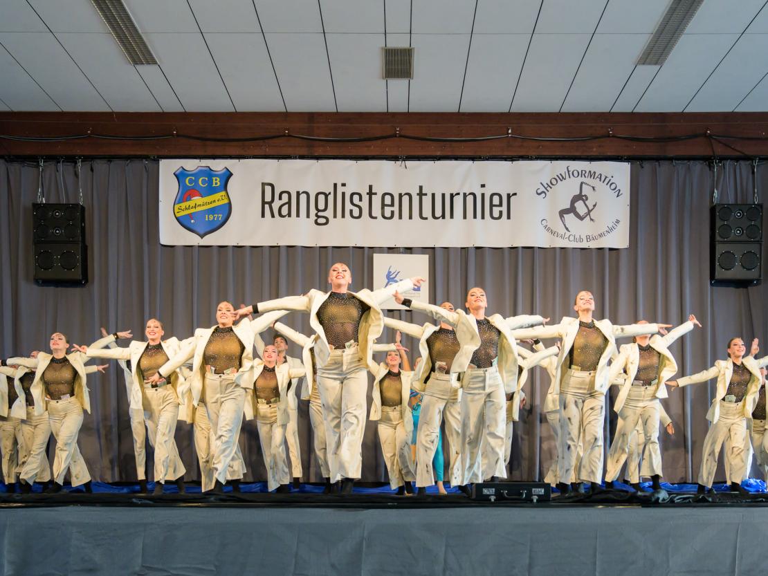 Die Tanzgruppen beim Ranglistenturnier für Showtanz in Asbach-Bäumenheim.