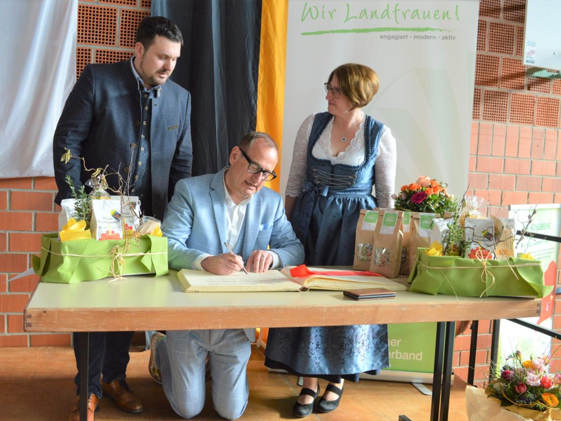 Das Bild zeigt Eindrücke vom Donau-Rieser Landfrauentag 2023