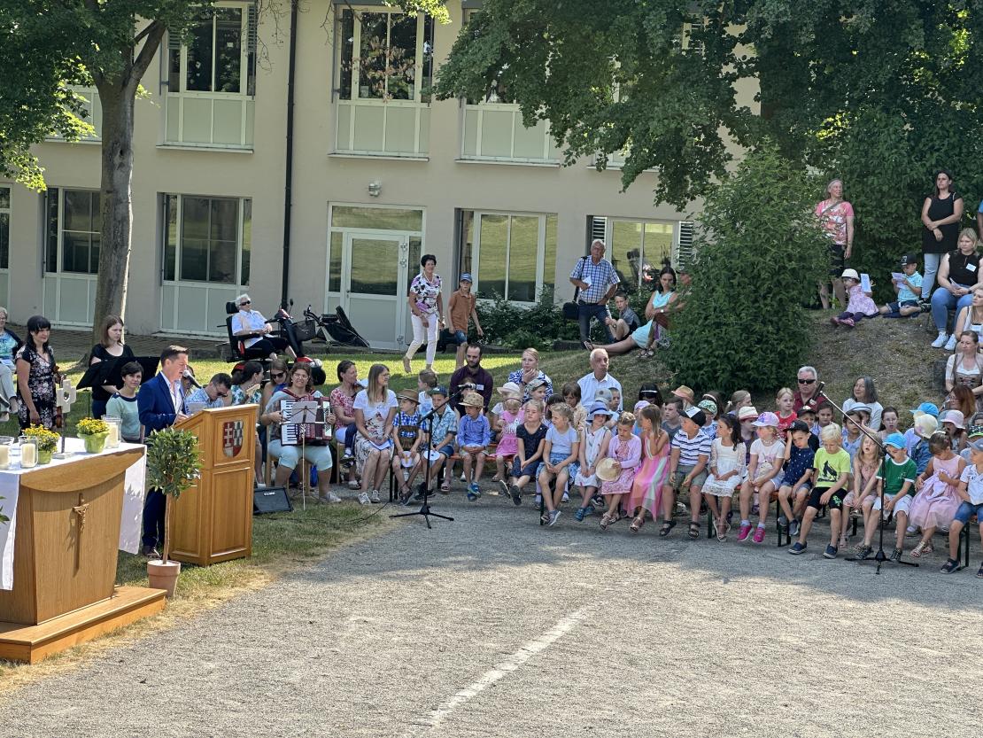 Das Bild zeigt die Jubiläumsfeier im Kinderhaus St. Martin in Mertingen.