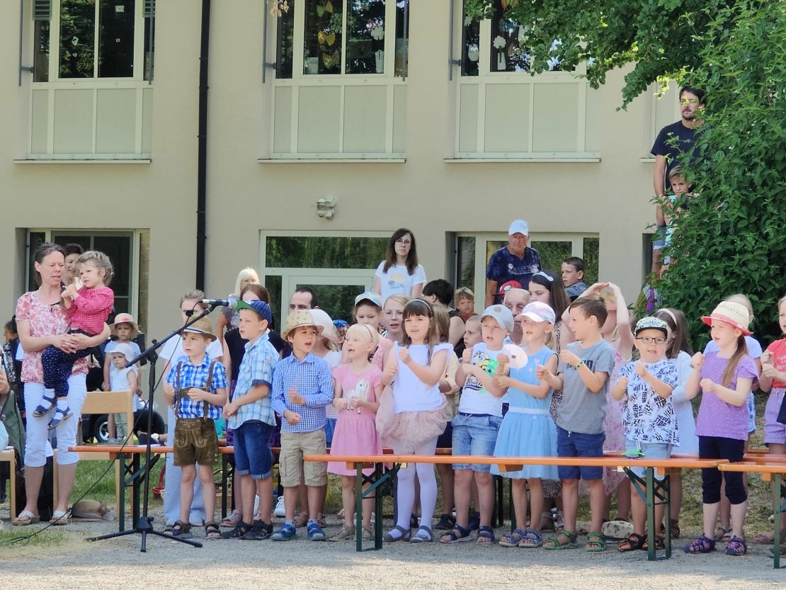 Das Bild zeigt die Jubiläumsfeier im Kinderhaus St. Martin in Mertingen.