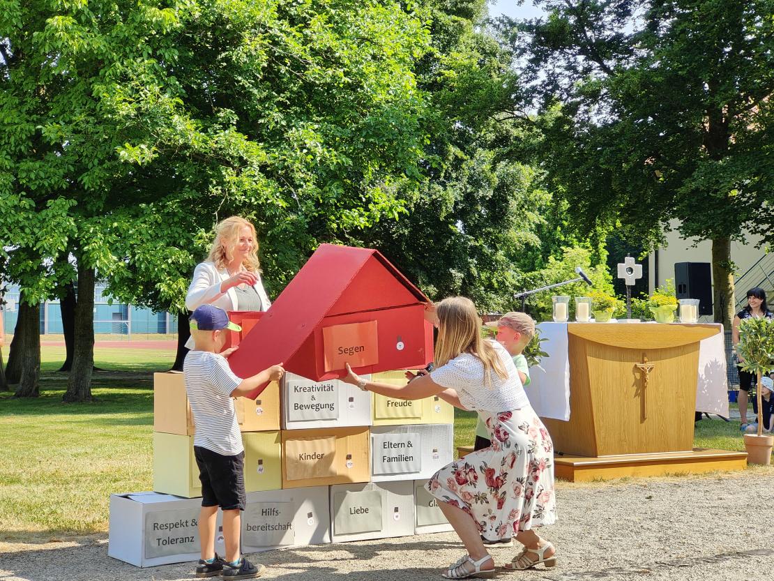 Das Bild zeigt die Jubiläumsfeier im Kinderhaus St. Martin in Mertingen.