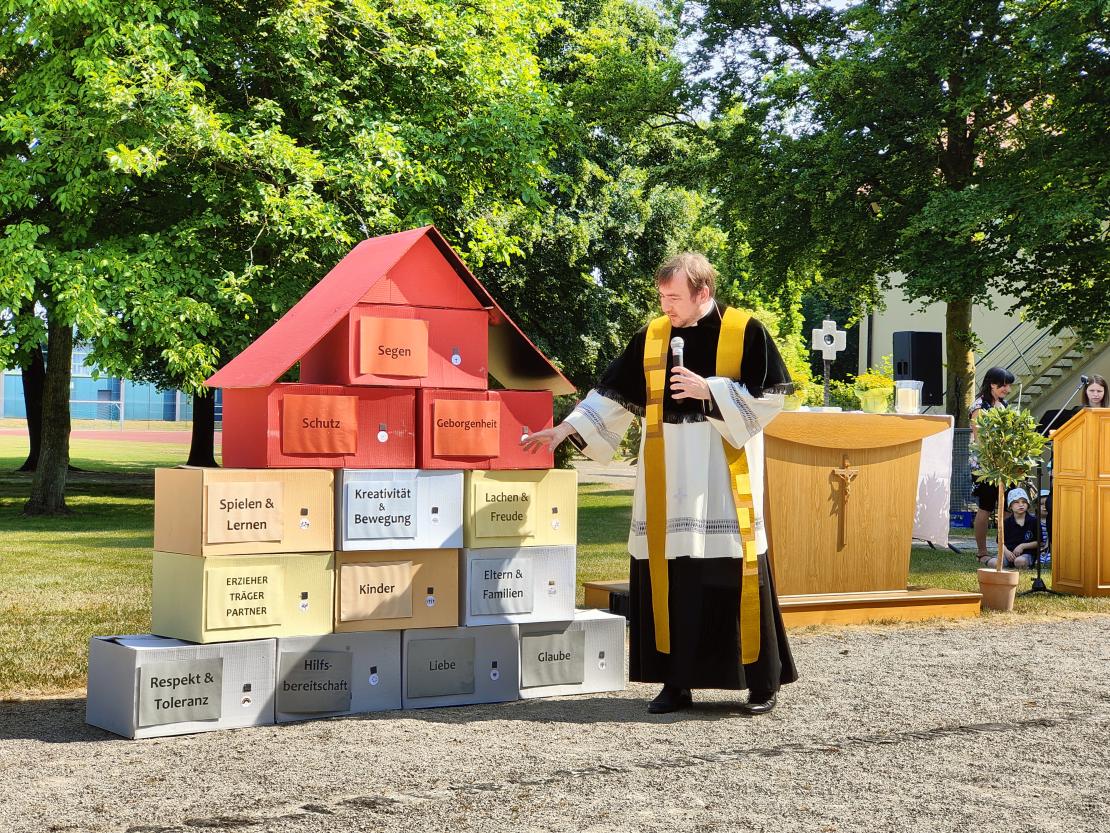 Das Bild zeigt die Jubiläumsfeier im Kinderhaus St. Martin in Mertingen.