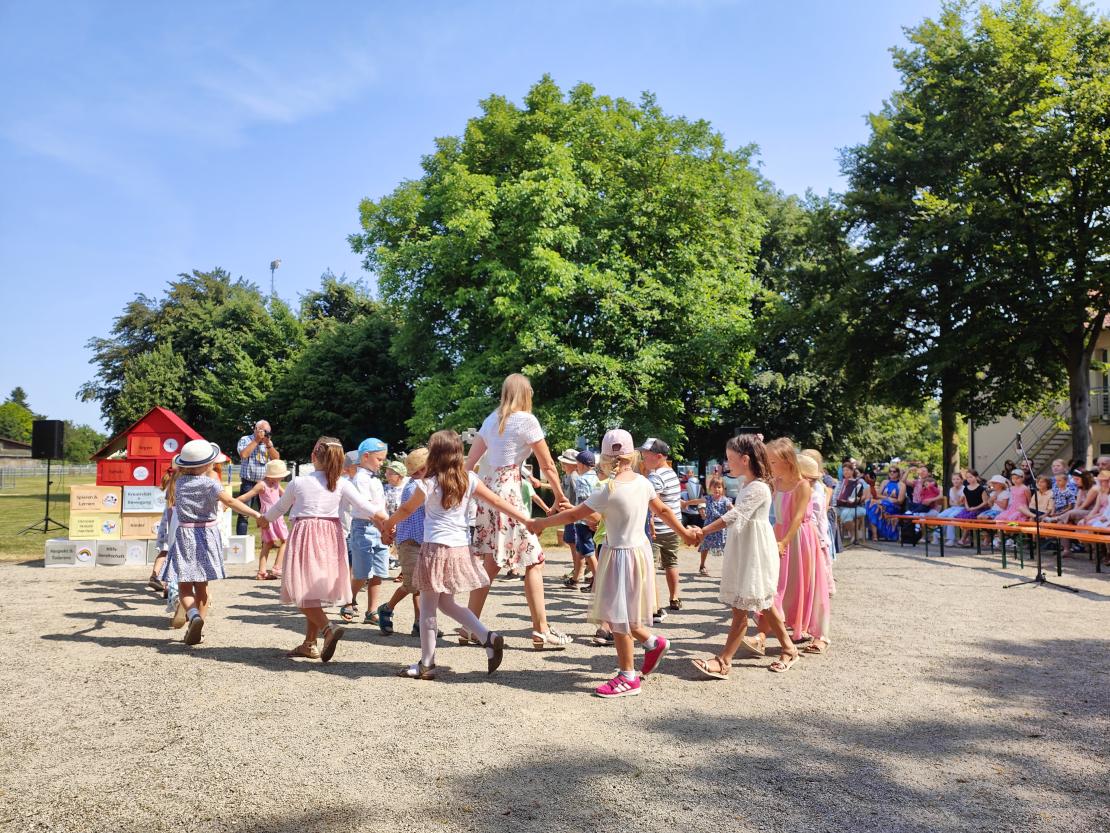 Das Bild zeigt die Jubiläumsfeier im Kinderhaus St. Martin in Mertingen.