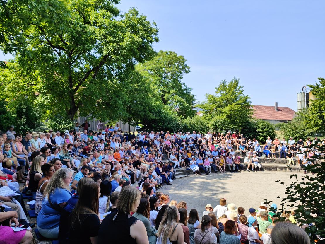 Das Bild zeigt die Jubiläumsfeier im Kinderhaus St. Martin in Mertingen.