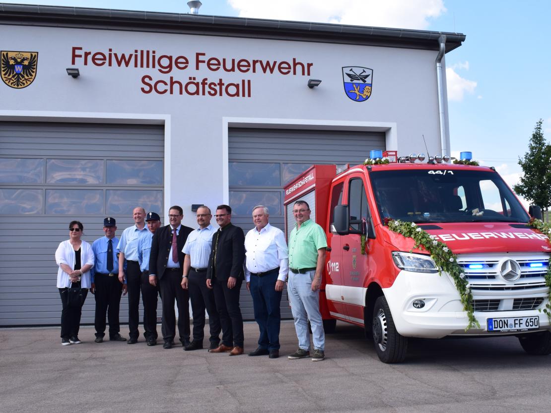 Von links nach rechts: Stadträtin Doris Rödter, Kommandant Ulrich Reitschuster, Stadtbrandinspektor Alexander Zobel stellvertretener Kommandant Martin Hecke, stellvertretener Bürgermeister Thomas Stecker, Oberbürgermeister Jürgen Sorré, Feuerwehrreferent Franz Ost und Bürgermeister Albert Riedelsheimer.