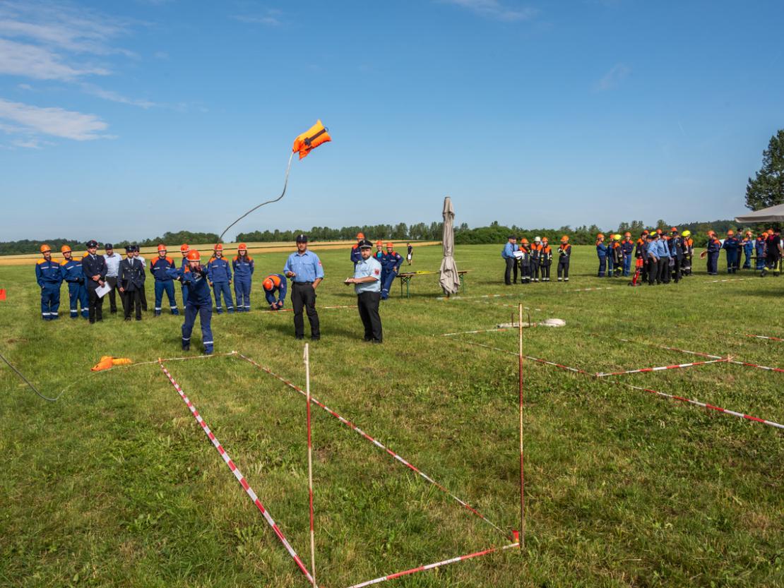 Vielseitige Aufgaben warteten bei der bayerischen Jugendleistungsprüfung auf die Jugendlichen. Hier musste ein Leinenbeutel zielgenau geworfen werden.