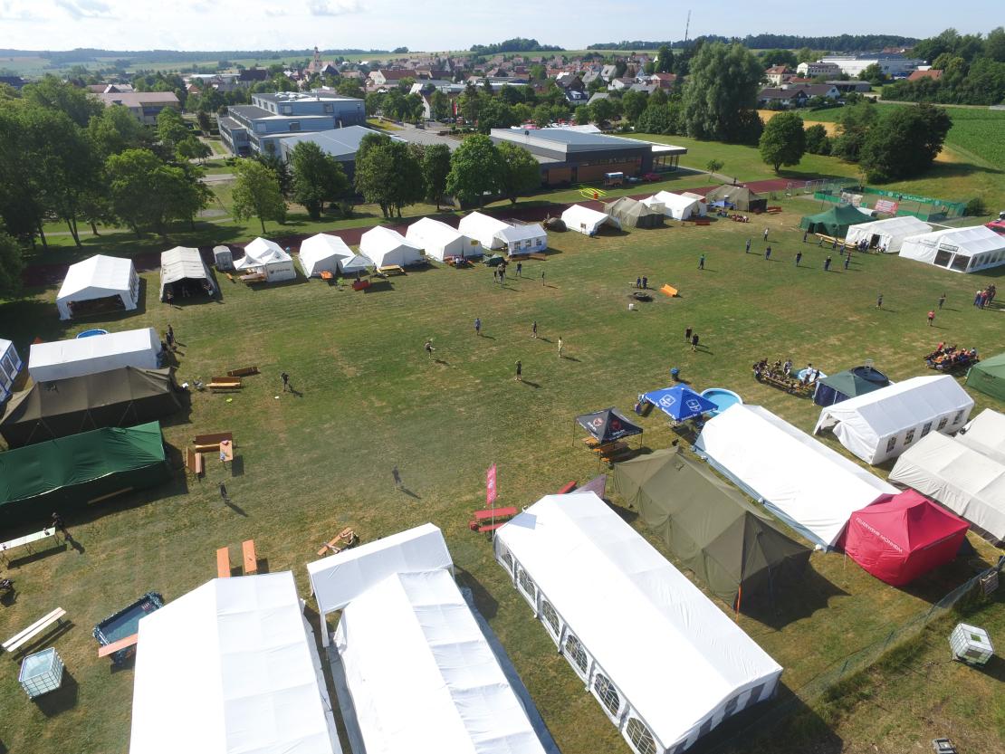 385 Jugendliche und Betreuer der Feuerwehr-Jugend übernachteten drei Tage auf dem Zeltplatz am Schulzentrum Monheim. 