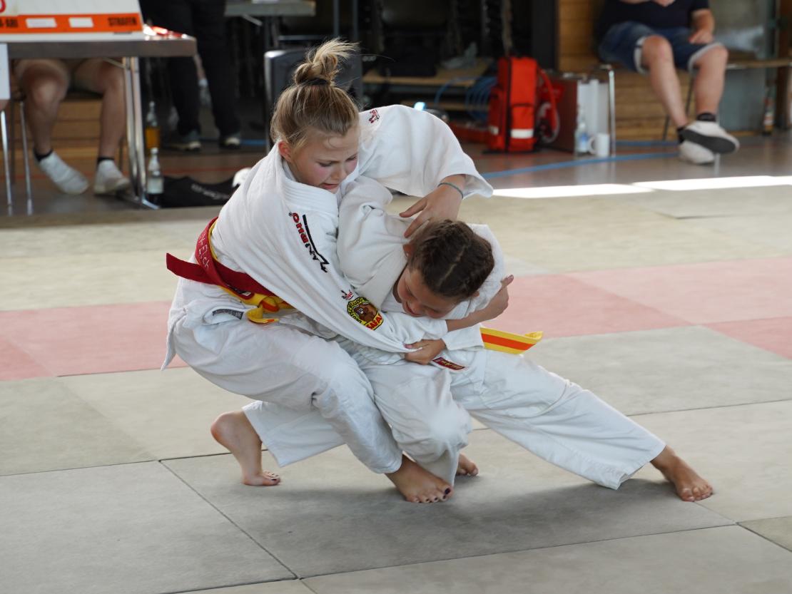 Jana Graf (rechts) konnte sich vereinsinternen Finale knapp gegen Magdalena Kaiser (links) durchsetzen, die Silber gewann.