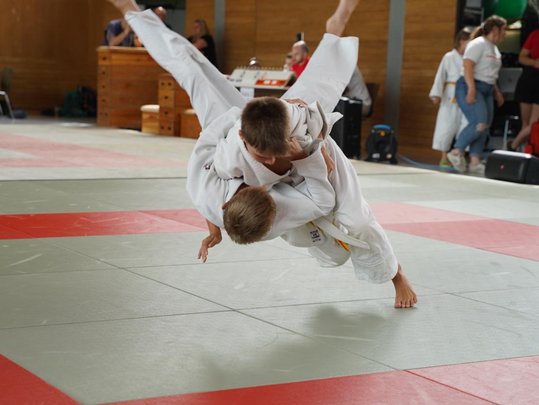 Kay Mayer gelangen neben dem Turniersieg auch spektakuläre Wurftechniken wie der fotografierte Hüftwurf.