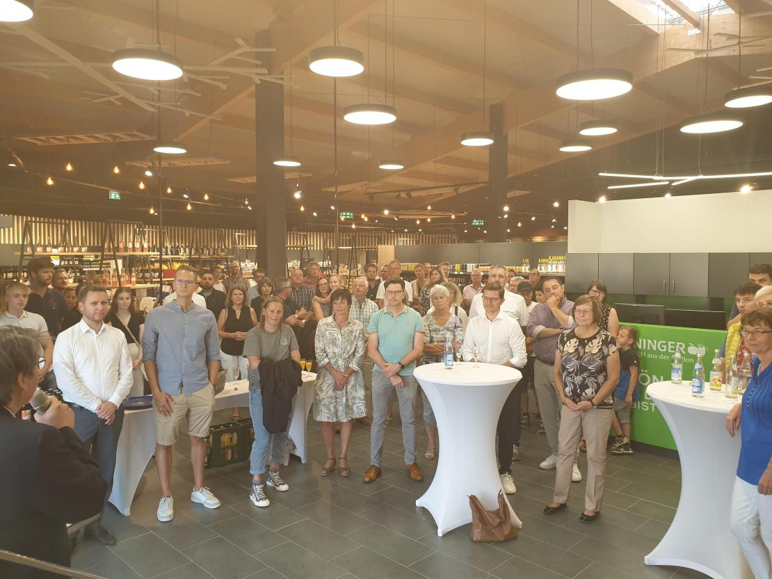 Das Bild zeigt die Eröffnung der Binninger Getränkewelt