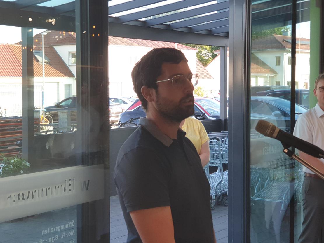 Das Bild zeigt die Eröffnung der Binninger Getränkewelt