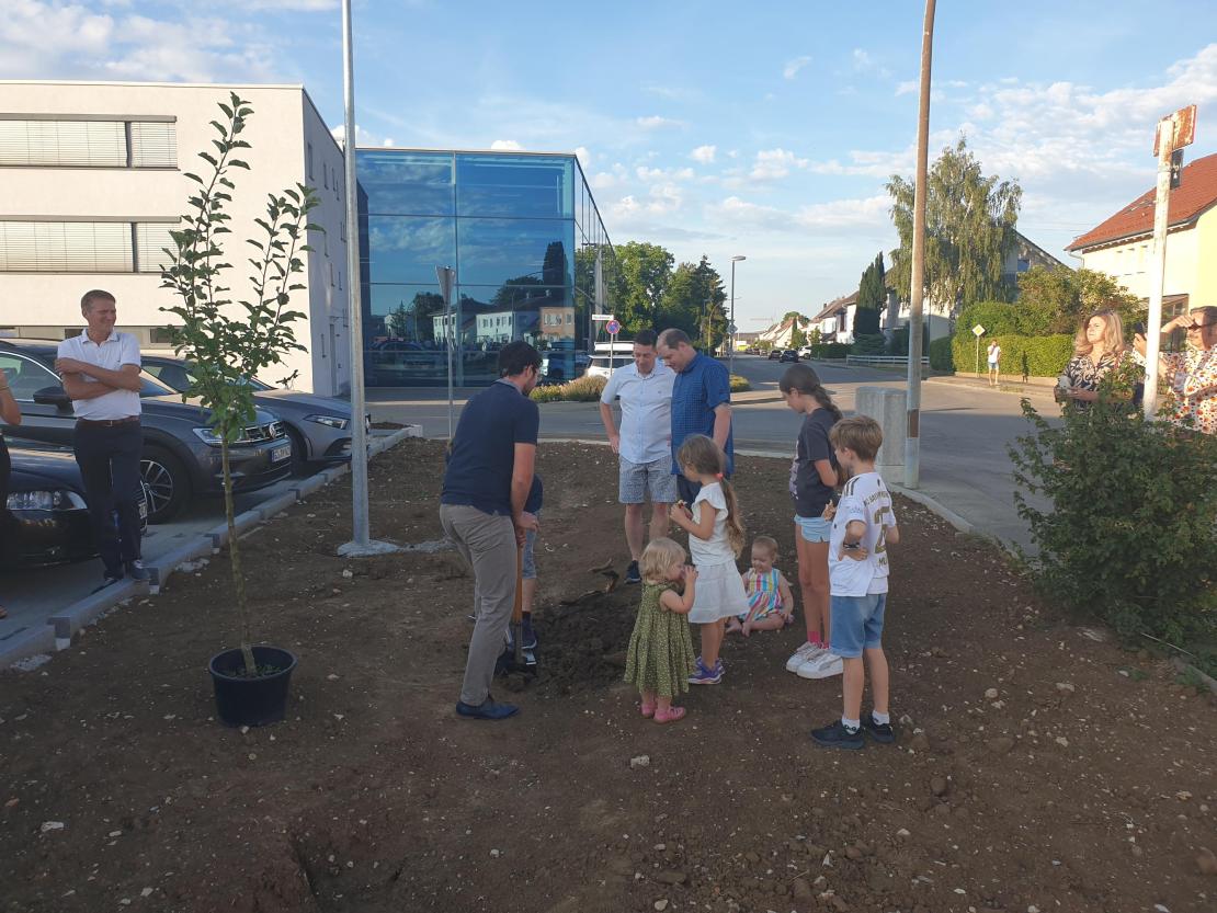 Das Bild zeigt die Eröffnung der Binninger Getränkewelt