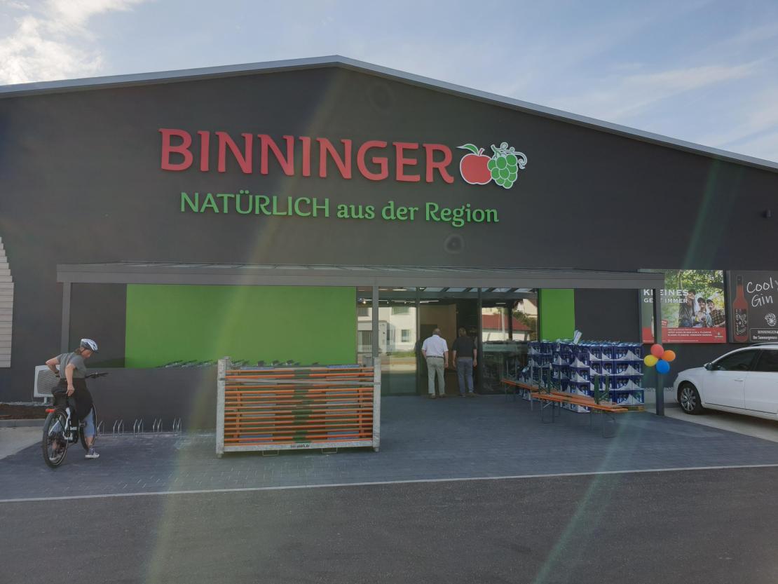 DAs Bild zeigt die Eröffnung der Binninger Getränkewelt 2023