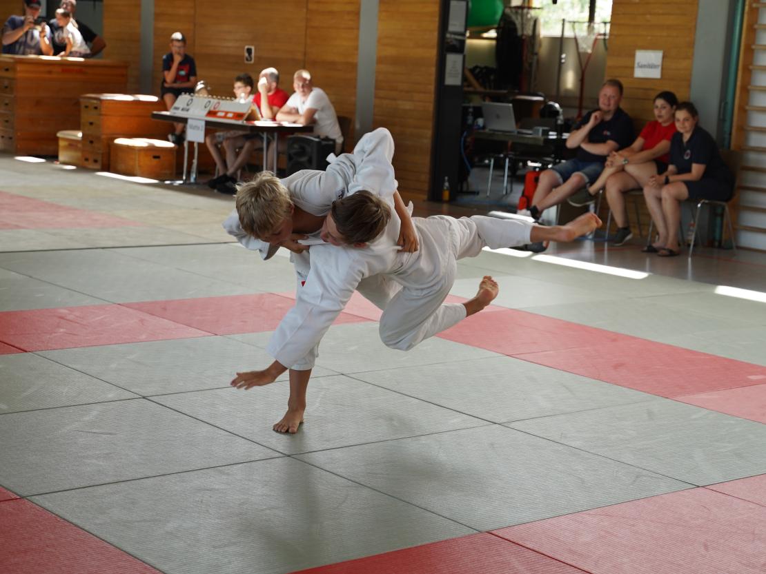 Turniersieger Quinn Ellrich konnte ebenfalls mit anspruchsvollen Wurftechniken überzeugen. Hier wirft er einen Hüftwurf auf einem Bein stehend.
