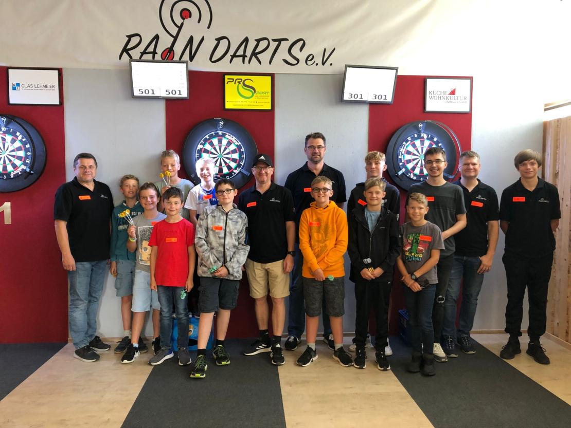-	Darten wie die Profis: Der Rainer Dartverein Raindarts hat sich am Ferienprogramm der Stadt Rain beteiligt und zeigte in der ersten von zwei Veranstaltungen, was es sich mit diesem trendigen Sport auf sich hat. In den modernen Räumen des Vereins wurden Trainingsspiele geübt und alle Beteiligten hatten großen Spaß an der Dartscheibe. Game On!