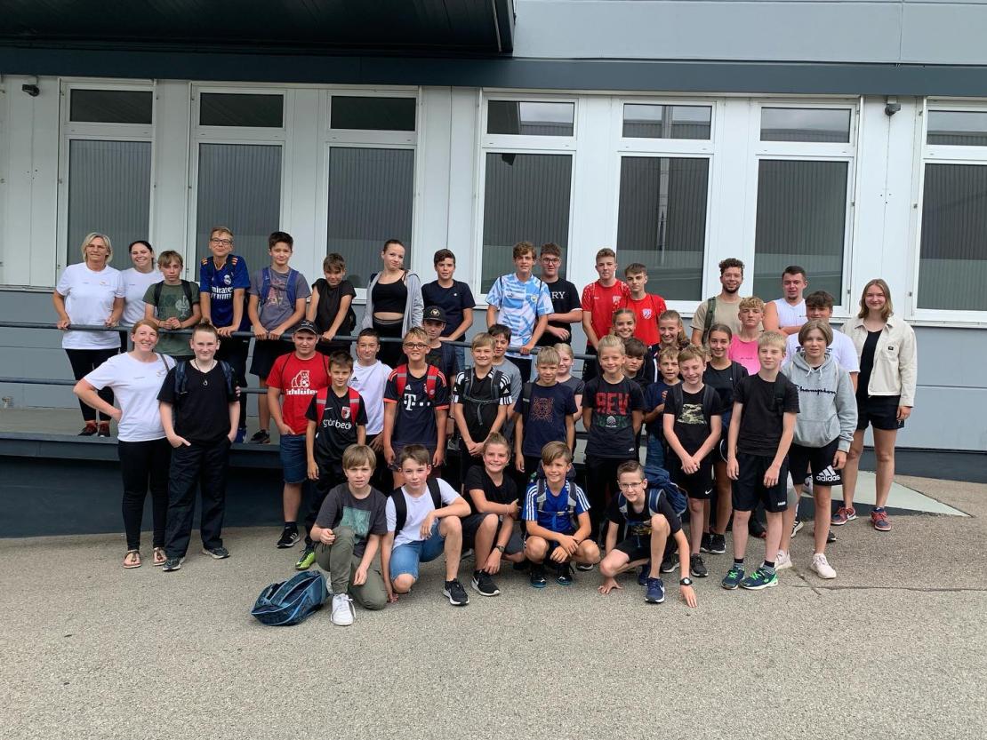 Lasertag: Der Jugendpartnerverein Rain organisierte für das Ferienprogramm der Stadt Rain einen tollen Bus-Ausflug nach Augsburg: 40 Kinder tauchten gemeinsam in die aufregende Welt des Lasertags ein, durchquerten geheimnisvolle Gänge, versteckten sich hinter Hindernissen und nutzten ihre Laserwaffe, um die Gegner zu markieren.