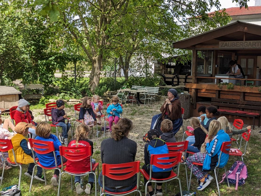 Märchenstunde mit der Cilly:  Der Freundeskreis Stadtpark Rain buchte Sabine Schreitmüller alias „Cilly“ für das Ferienprogramm der Stadt Rain: 24 Kinder reisten im schönen „Zaubergarten“ im Stadtpark ins Land der Märchen und lauschten gebannt den Worten der Erzählerin, die z.B. das Märchen vom Rumpelstilzchen präsentierte.