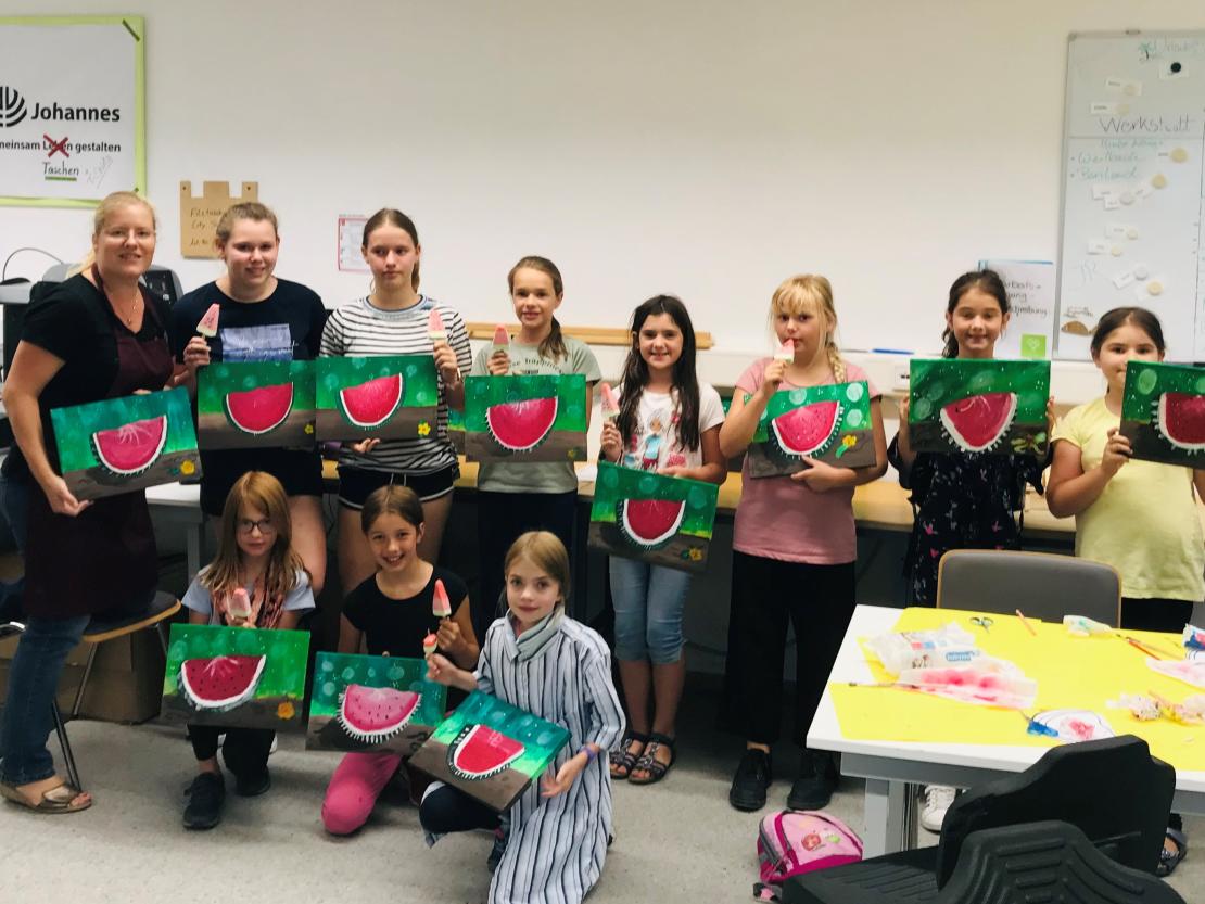 Im Rahmen des Ferienprogramms der Stadt Rain trafen sich an zwei Terminen insgesamt 16 junge Künstler bei „Deibl Kreativ“: Unter der Leitung von Bianca Golling wurde ein Sommerbild (Wassermelone) mit Acrylfarben gefertigt. Alle Beteiligten hatten großen Spaß und erfreuten sich anschließend an einer „süßen Überraschung“!