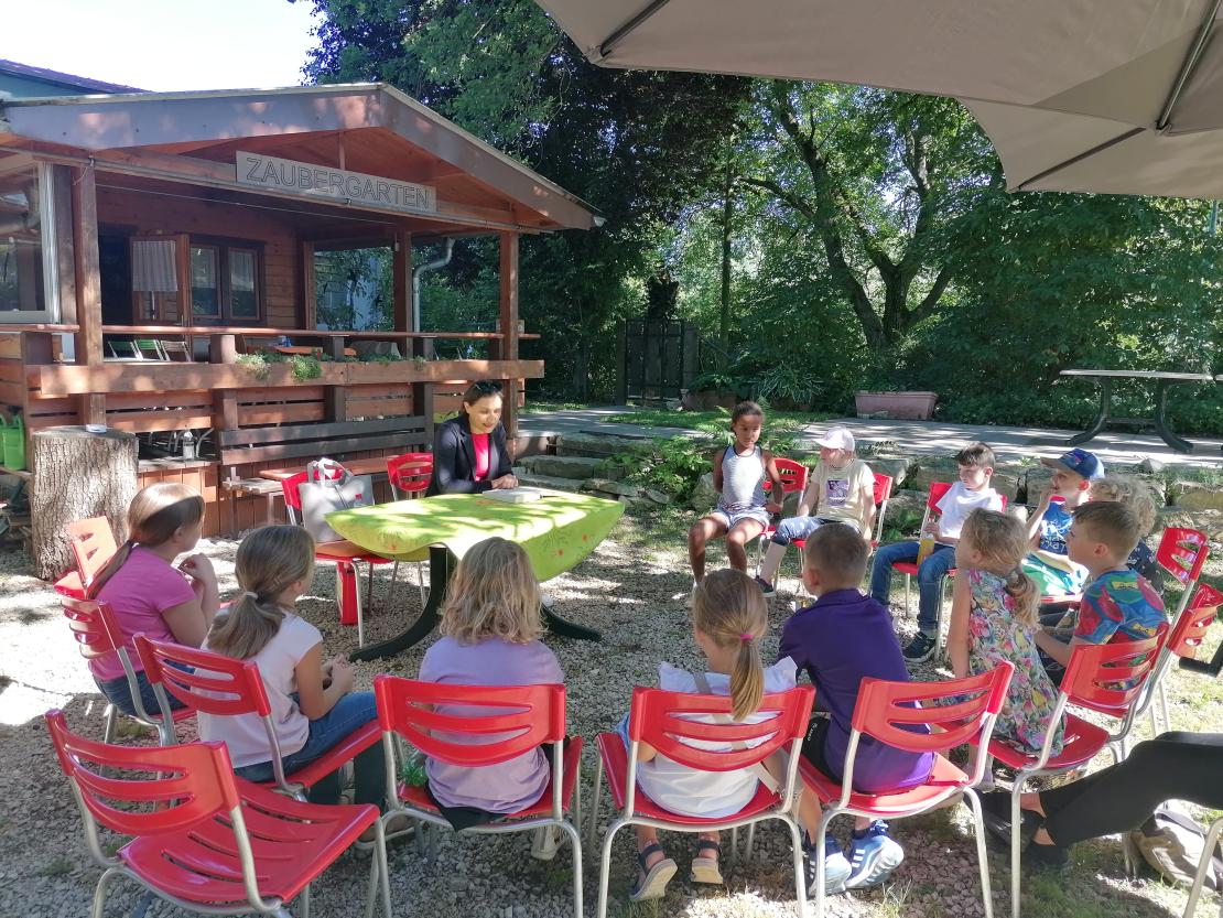 Für das Ferienprogramm der Stadt Rain lud der „Freundeskreis Stadtpark“ wie jedes Jahr in den „Zaubergarten“ ein: zwölf Kinder begaben sich auf eine spannende Vorlese-Reise mit Regina Rabuser, unterstützt von der Buchhandlung Rain. 