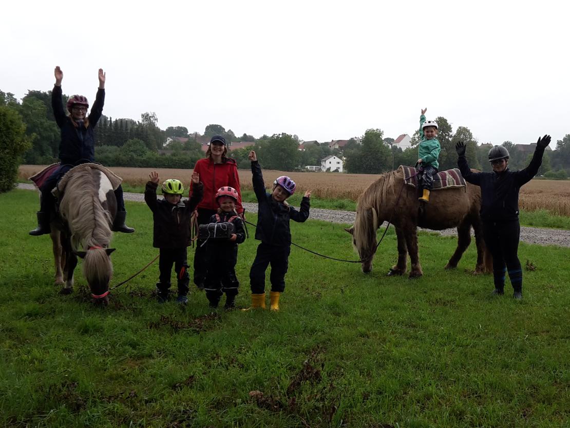 Schatzsuche mit Islandpferden: Jedes Jahr beteiligt sich Ursula Apfelbaum mit ihren Islandpferden am Ferienprogramm der Stadt Rain. Nach dem Kennenlernen der stolzen Pferde gingen sechs Kinder bei schwierigen Wetter-Bedingungen auf Schatzsuche und suchten nach der richtigen Fährte – mit Erfolg!