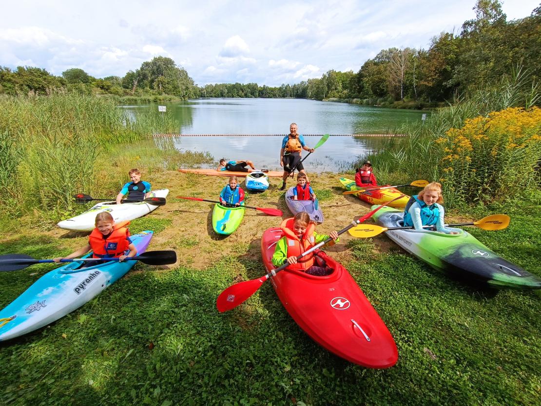 Schnupperkurs Paddeln mit dem Kajak: Die CSU Rain und die Frauenunion organisierten zwei Kajak-Kurse für das Ferienprogramm der Stadt Rain: Am Merzenbaggersee konnten die insgesamt 14 Teilnehmer die Grundzüge des Kajakfahrens erlernen. Ausgerüstet mit einem eigenen Boot und Schwimmwesten übten sie nach der theoretischen Einführung durch Toni Marb und Hubert Ziegelmaier fleißig das Erlernte.