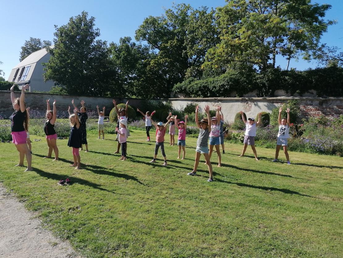 Im Rahmen des Ferienprogramms der Stadt Rain brachte der Tanz-Sport-Club Rain mit Trainerin Bettina Leichtenmüller zahlreichen Kindern Tanz- und Bewegungsfolgen zu einem fetzigen Sommerhit bei! Das Motto hierbei war „Dance Moves On – Tanzen nach fetzigen Sommerhits“. Wegen der großen Nachfrage wurde dieser Kurs zweimal angeboten!