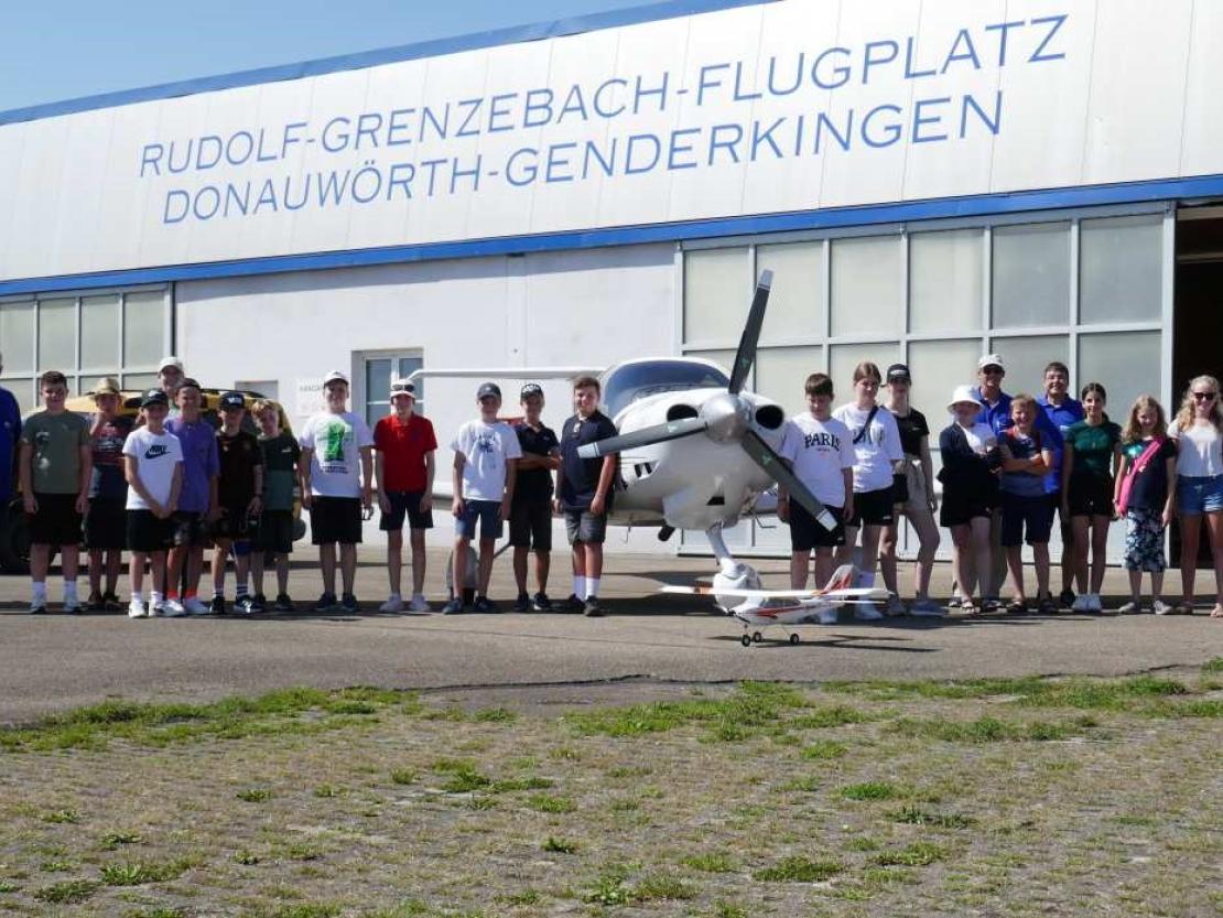 Auch dieses Jahr beteiligte sich Alfred Rehberger mit seinem Team der Motorflugsportgruppe Donauwörth-Genderkingen am Ferienprogramm der Stadt Rain. Das Programm beinhaltete eine Führung über den Flugplatz und Erklärungen zur Funktion der Flugzeuge. Höhepunkt war ein kleiner Rundflug über die Heimat mit anschließender Brotzeit.