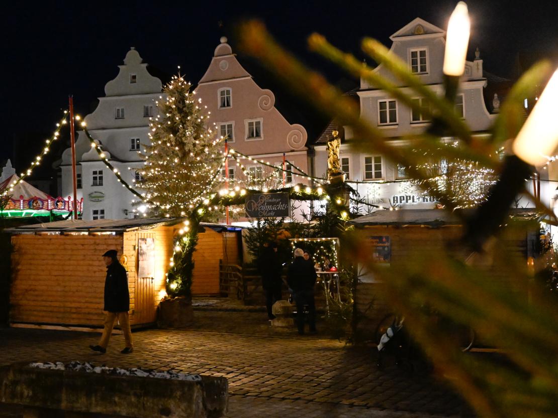 Das Bild zeigt den Wemdinger Weihnachtsmarkt.