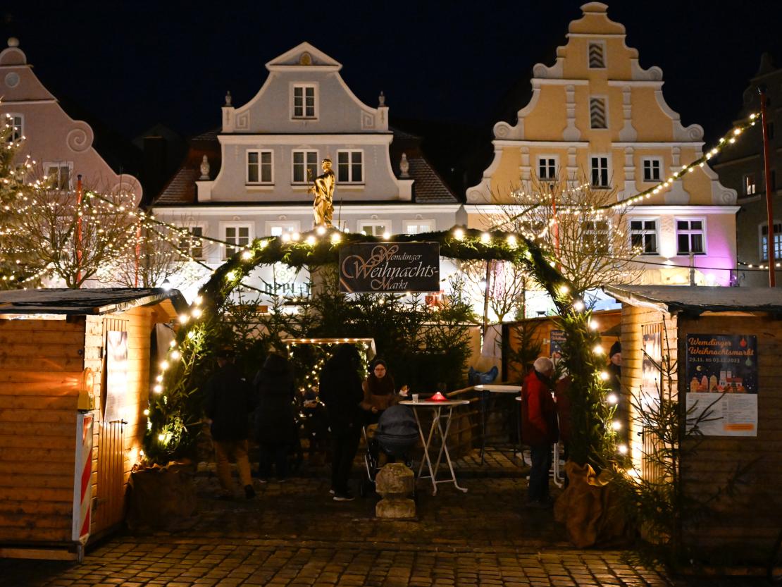 DAs Bild zeigt den Wemdinger Weihnachtsmarkt.