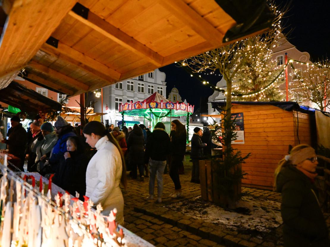 DAs Bild zeigt den Wemdinger Weihnachtsmarkt.