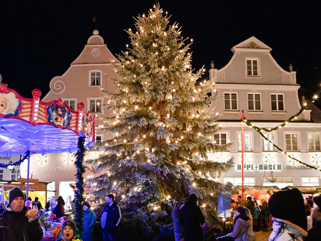 Das Bild zeigt den Wemdinger Weihnachtsmarkt.