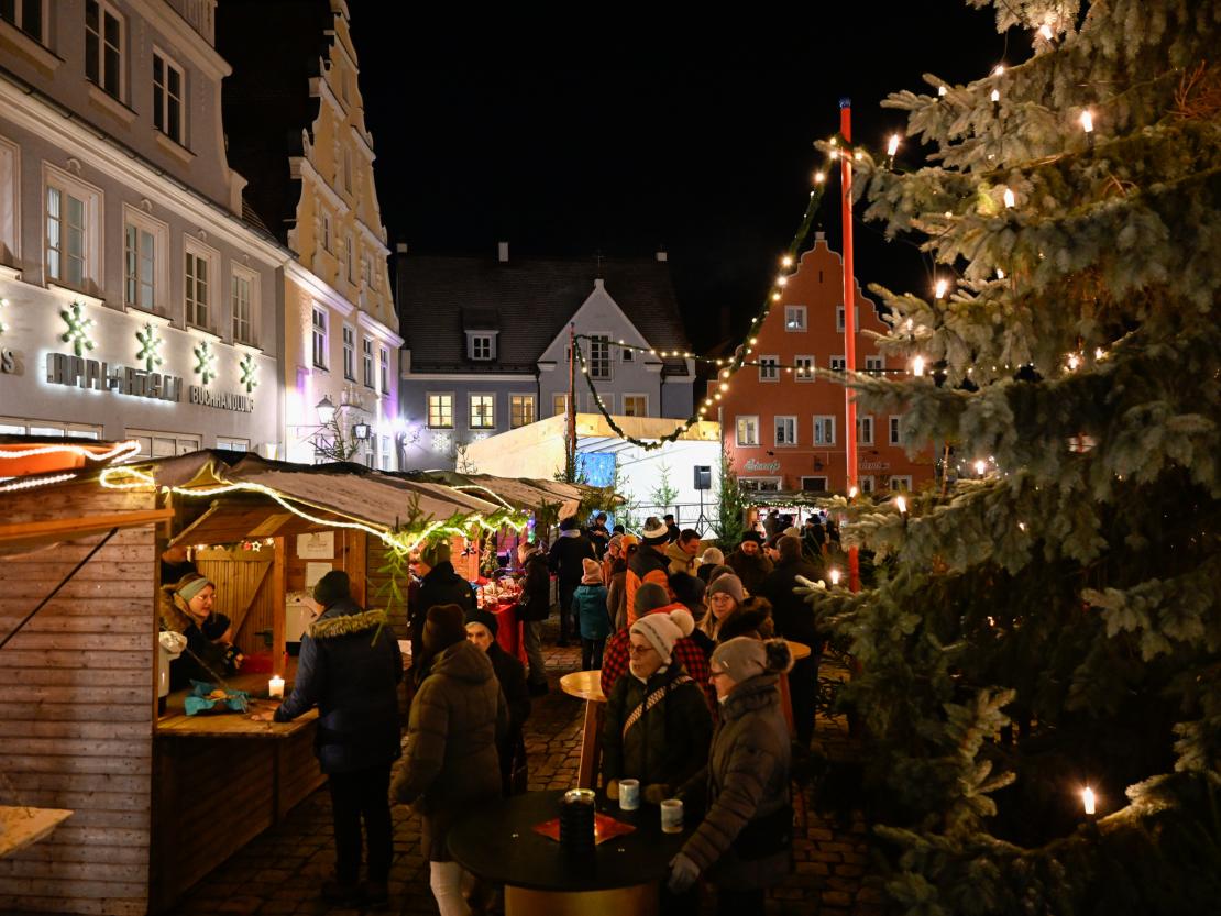 Das Bild zeigt den Wemdinger Weihnachtsmarkt.