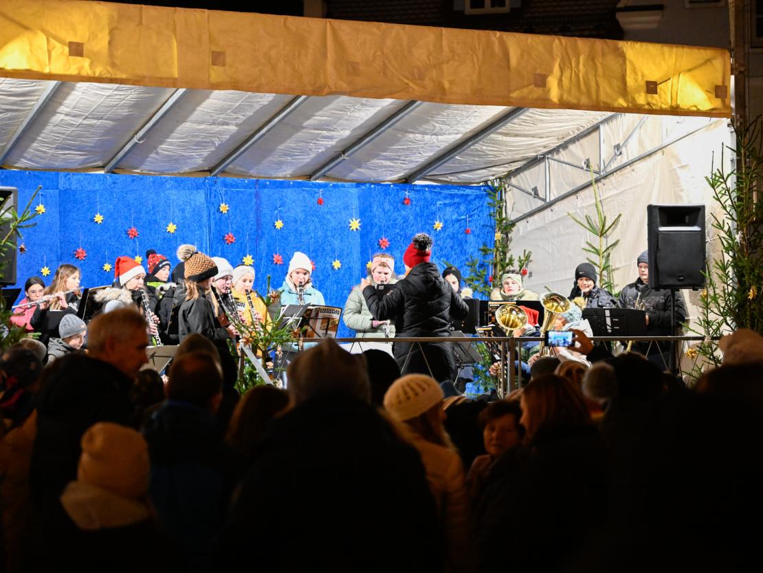 Das Bild zeigt den Wemdinger Weihnachtsmarkt.