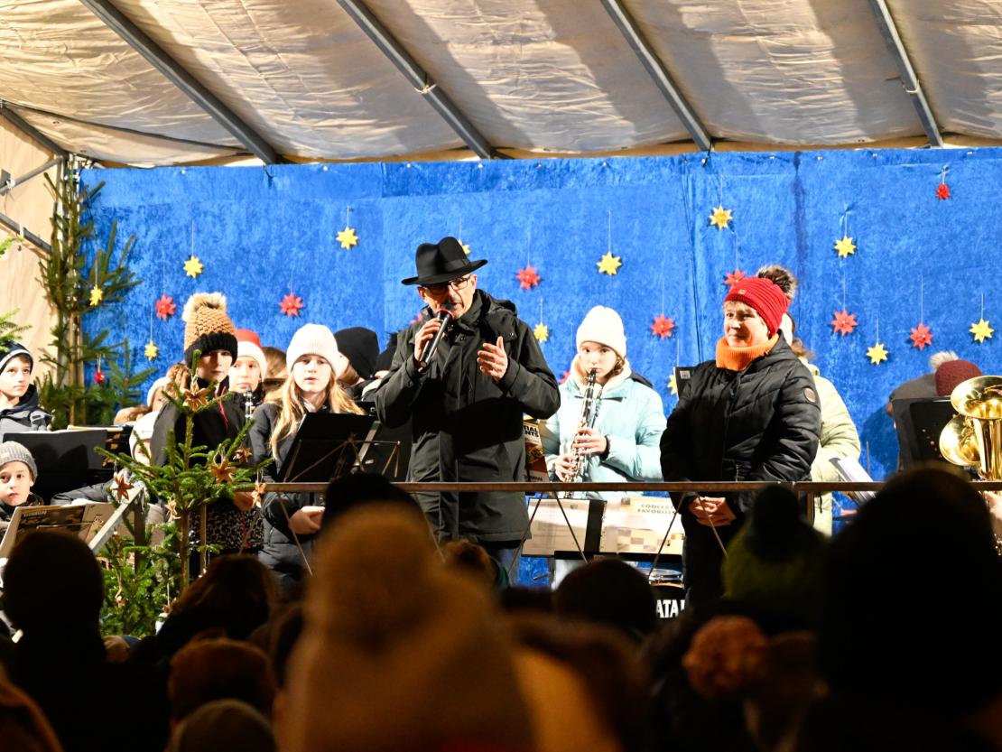 Das Bild zeigt den Wemdinger Weihnachtsmarkt.