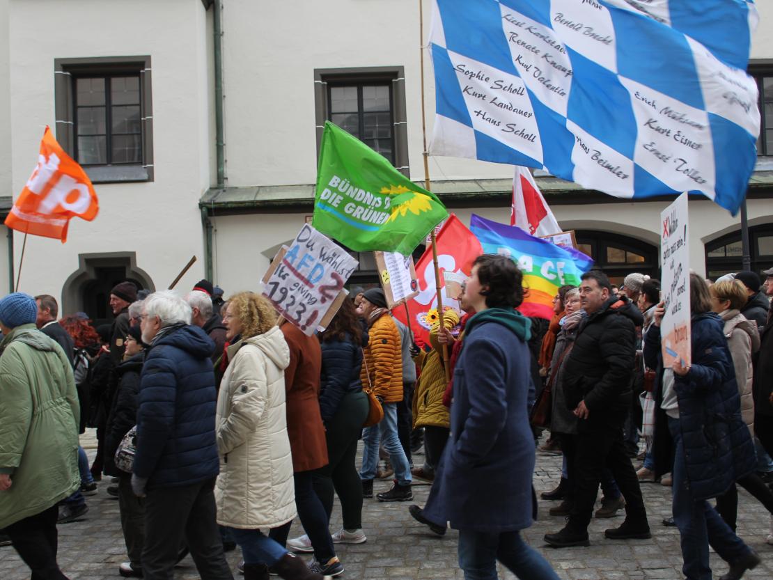 Sie waren bunt, sie waren laut und sie waren viele. Rund 3 000 Menschen (so die Angaben der Veranstalter) demonstrierten heute Nachmittag in Nördlingen gegen Rechtsextremismus und für Demokratie und Vielfalt. 