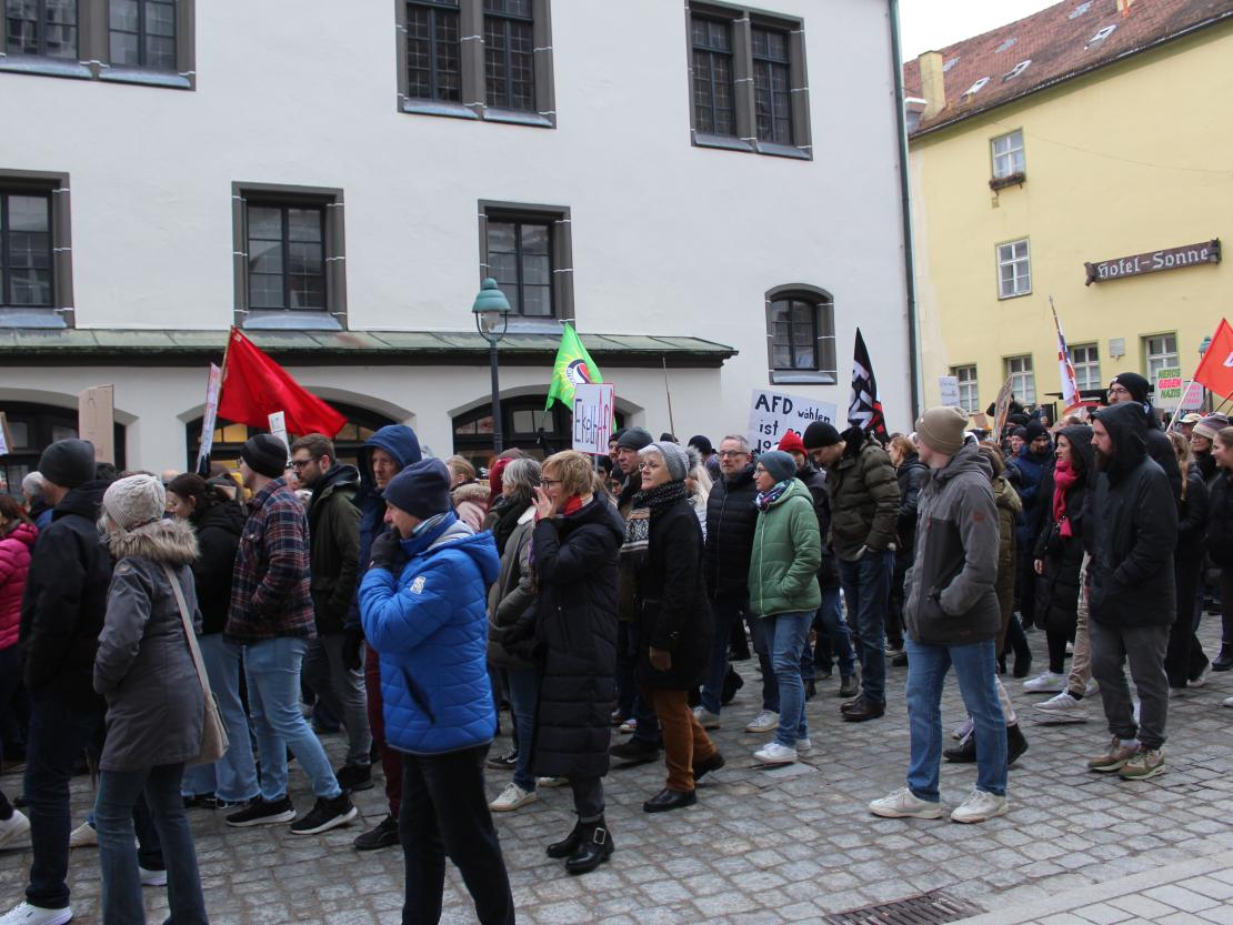 Sie waren bunt, sie waren laut und sie waren viele. Rund 3 000 Menschen (so die Angaben der Veranstalter) demonstrierten heute Nachmittag in Nördlingen gegen Rechtsextremismus und für Demokratie und Vielfalt. 