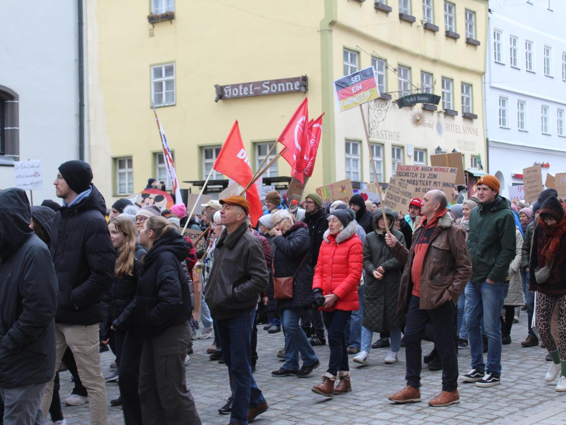 Sie waren bunt, sie waren laut und sie waren viele. Rund 3 000 Menschen (so die Angaben der Veranstalter) demonstrierten heute Nachmittag in Nördlingen gegen Rechtsextremismus und für Demokratie und Vielfalt. 
