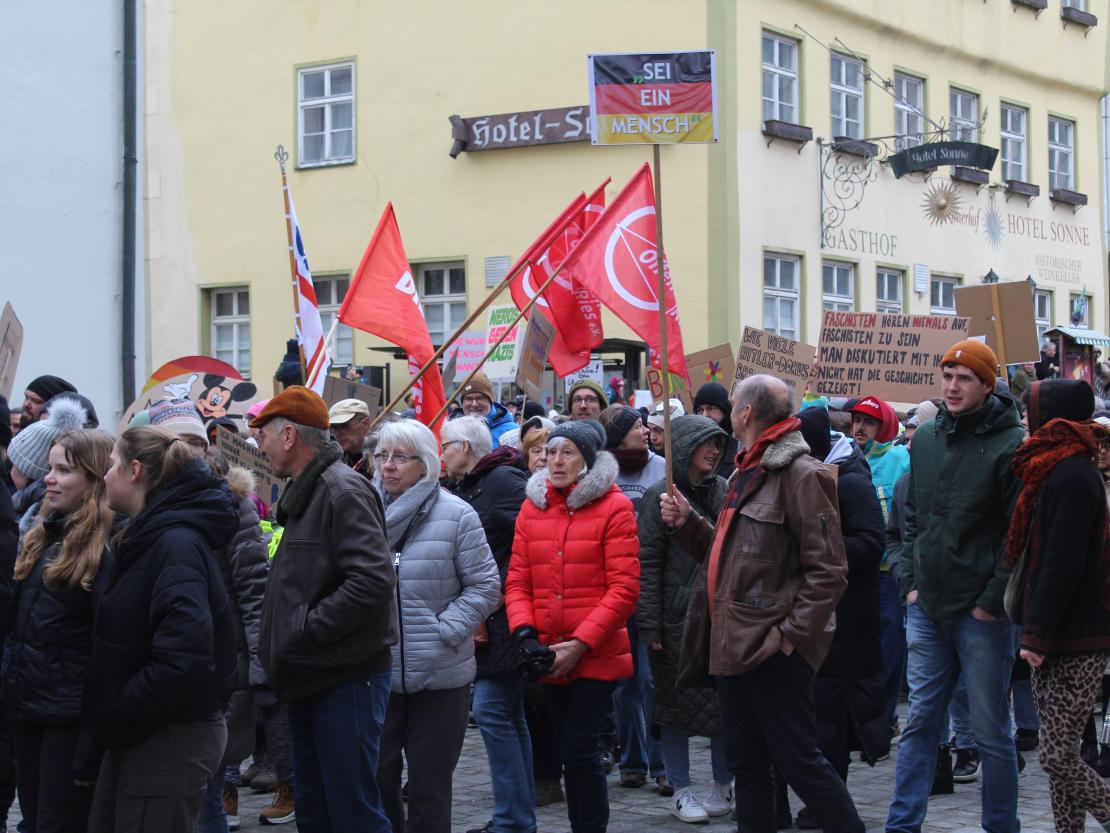 Sie waren bunt, sie waren laut und sie waren viele. Rund 3 000 Menschen (so die Angaben der Veranstalter) demonstrierten heute Nachmittag in Nördlingen gegen Rechtsextremismus und für Demokratie und Vielfalt. 