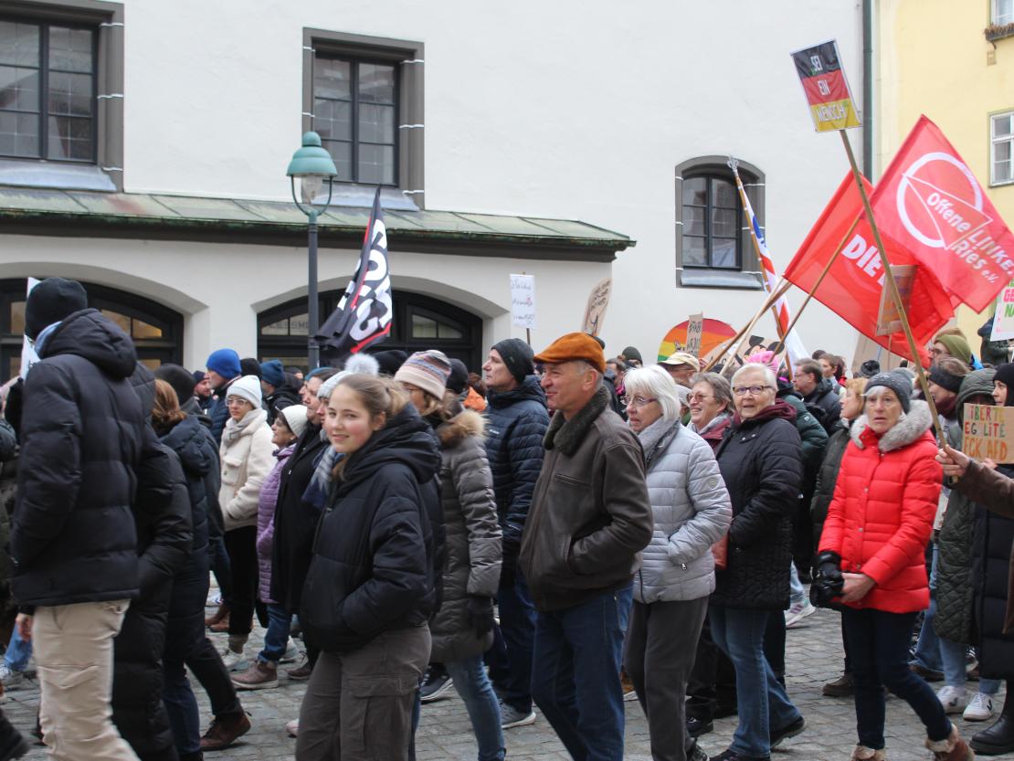 Sie waren bunt, sie waren laut und sie waren viele. Rund 3 000 Menschen (so die Angaben der Veranstalter) demonstrierten heute Nachmittag in Nördlingen gegen Rechtsextremismus und für Demokratie und Vielfalt. 