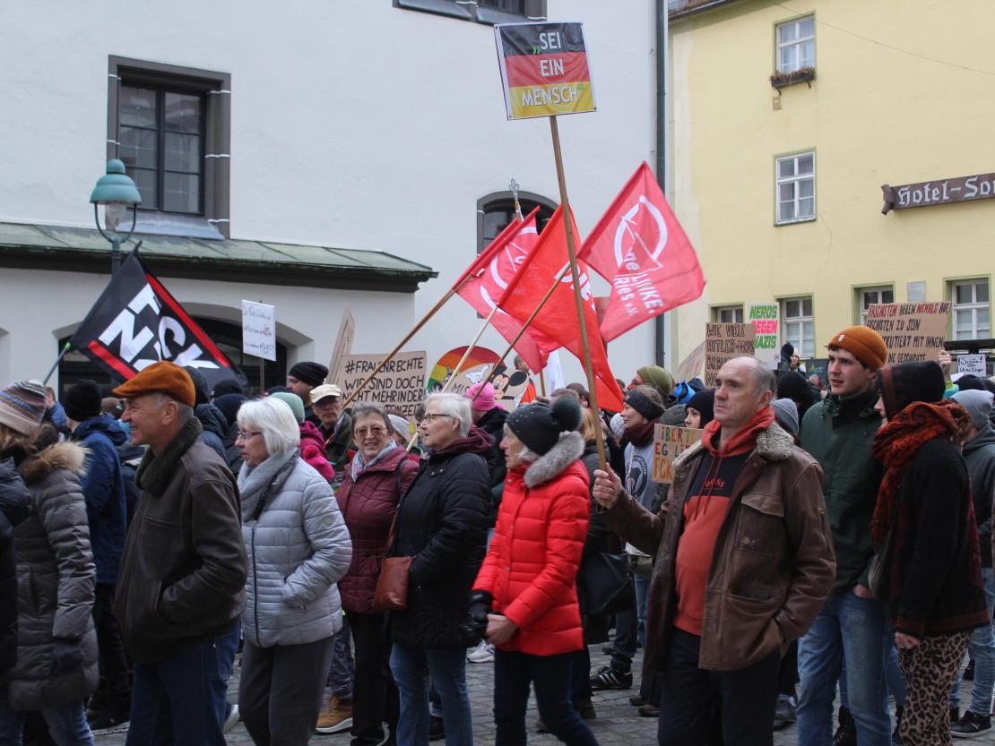 Sie waren bunt, sie waren laut und sie waren viele. Rund 3 000 Menschen (so die Angaben der Veranstalter) demonstrierten heute Nachmittag in Nördlingen gegen Rechtsextremismus und für Demokratie und Vielfalt. 
