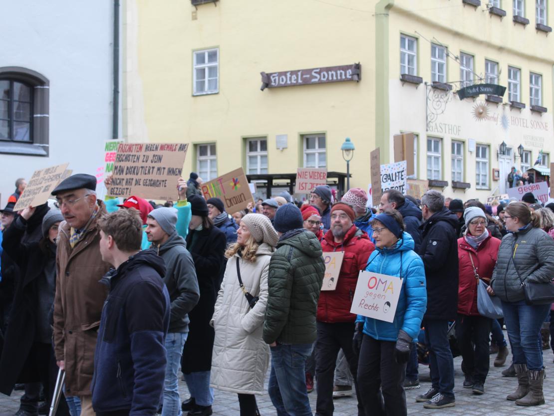 Sie waren bunt, sie waren laut und sie waren viele. Rund 3 000 Menschen (so die Angaben der Veranstalter) demonstrierten heute Nachmittag in Nördlingen gegen Rechtsextremismus und für Demokratie und Vielfalt. 