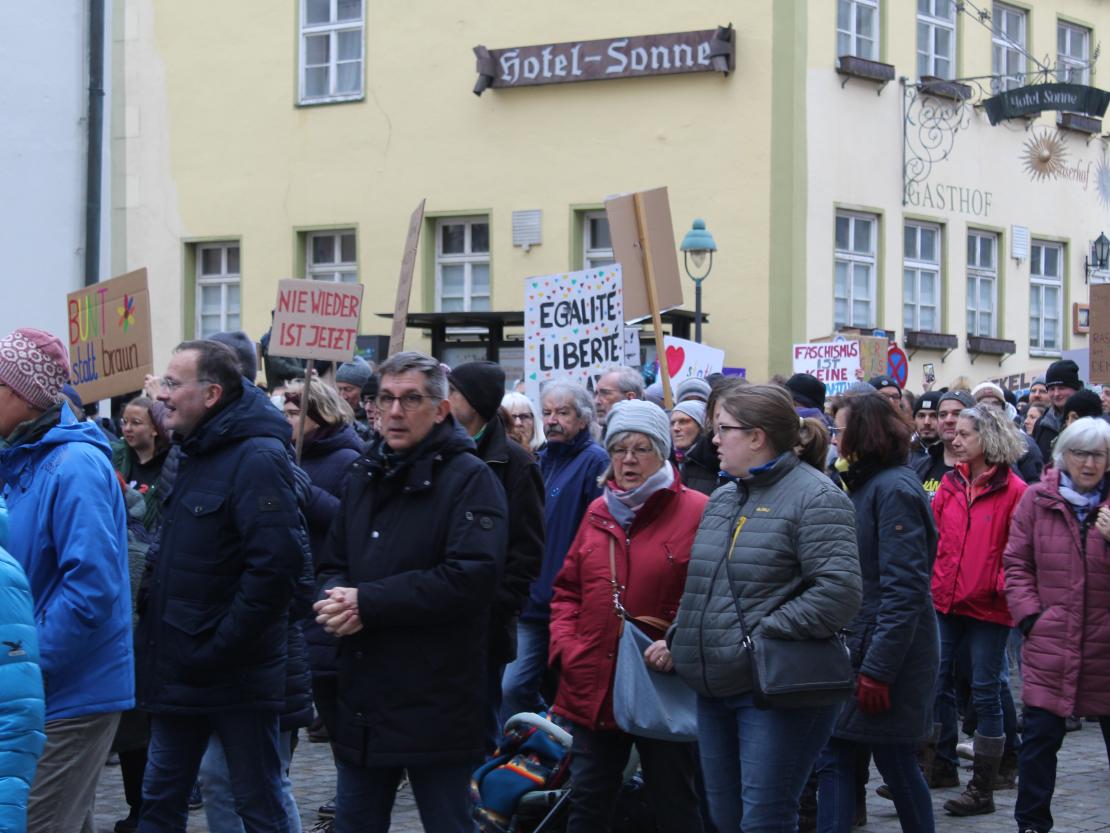 Sie waren bunt, sie waren laut und sie waren viele. Rund 3 000 Menschen (so die Angaben der Veranstalter) demonstrierten heute Nachmittag in Nördlingen gegen Rechtsextremismus und für Demokratie und Vielfalt. 