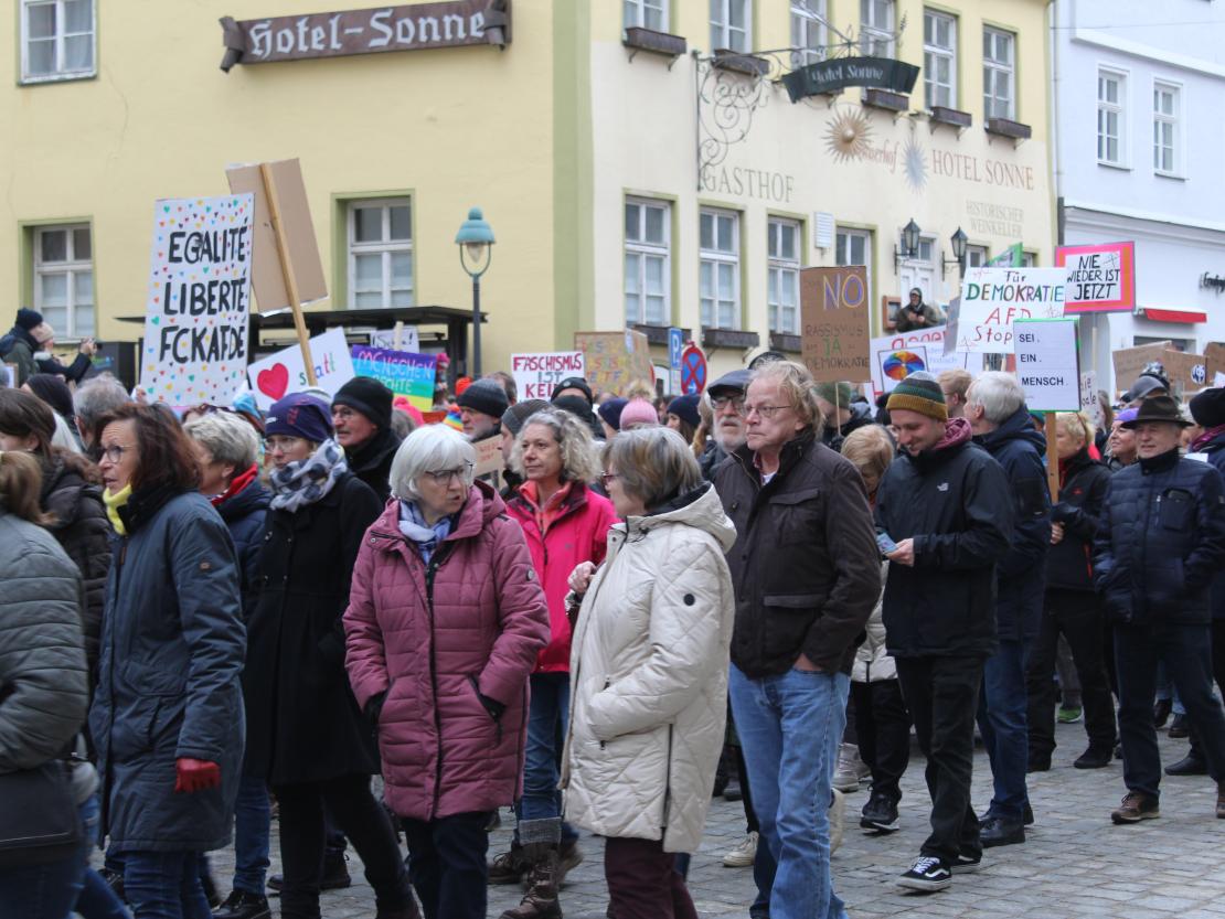 Sie waren bunt, sie waren laut und sie waren viele. Rund 3 000 Menschen (so die Angaben der Veranstalter) demonstrierten heute Nachmittag in Nördlingen gegen Rechtsextremismus und für Demokratie und Vielfalt. 