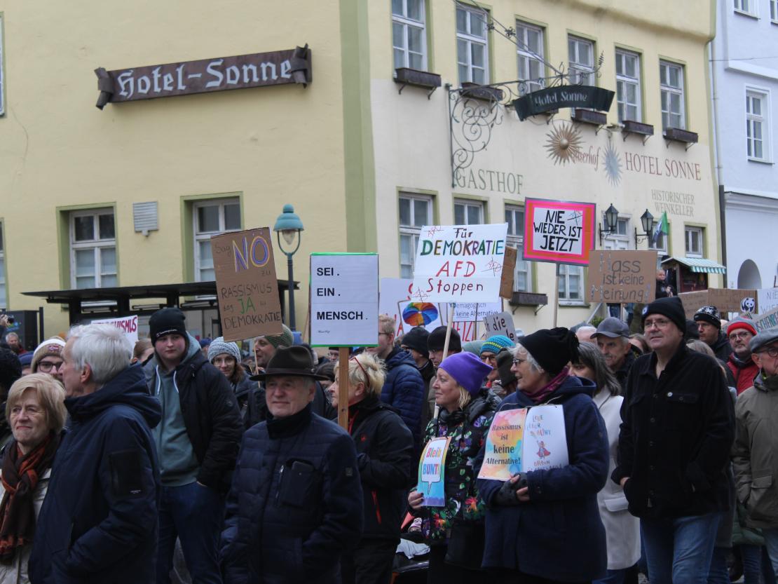 Sie waren bunt, sie waren laut und sie waren viele. Rund 3 000 Menschen (so die Angaben der Veranstalter) demonstrierten heute Nachmittag in Nördlingen gegen Rechtsextremismus und für Demokratie und Vielfalt. 