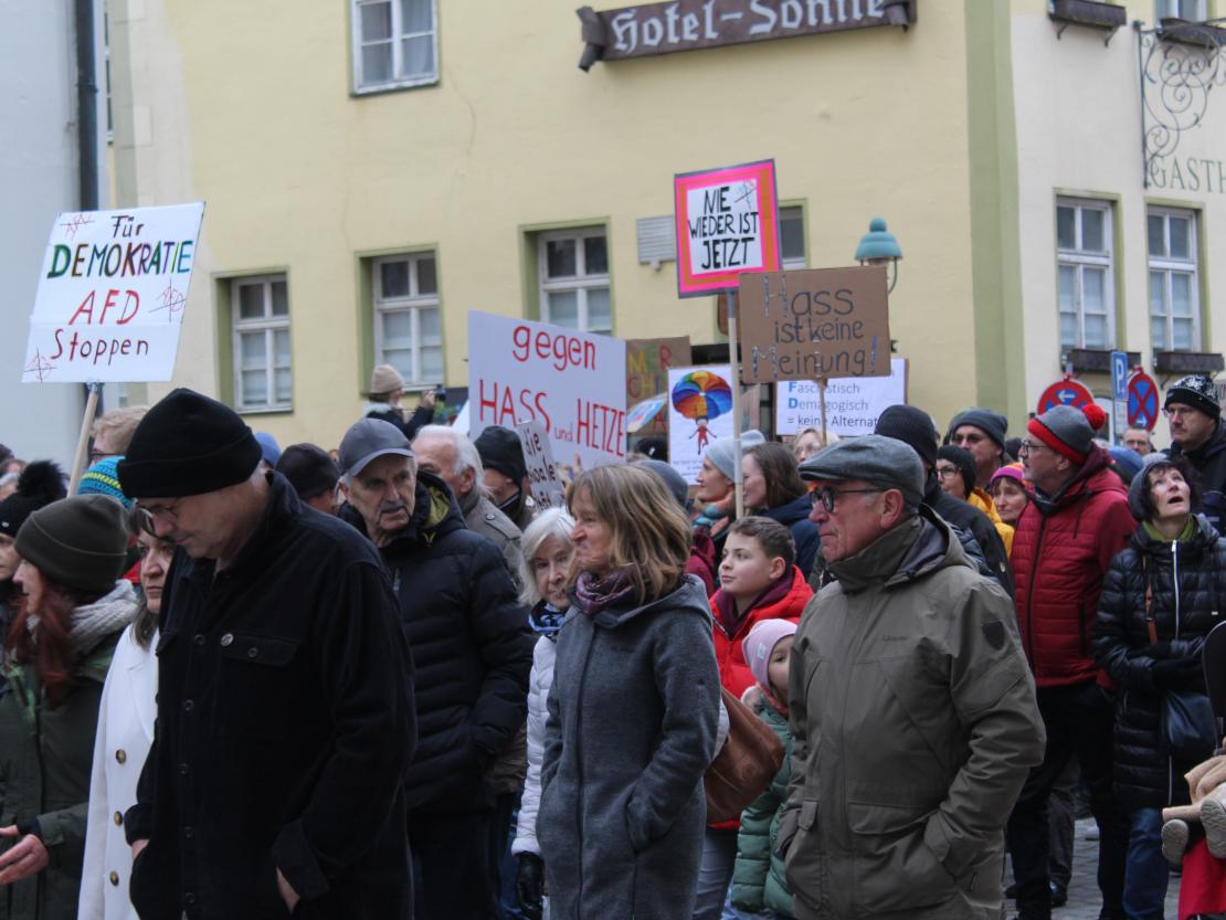 Sie waren bunt, sie waren laut und sie waren viele. Rund 3 000 Menschen (so die Angaben der Veranstalter) demonstrierten heute Nachmittag in Nördlingen gegen Rechtsextremismus und für Demokratie und Vielfalt. 