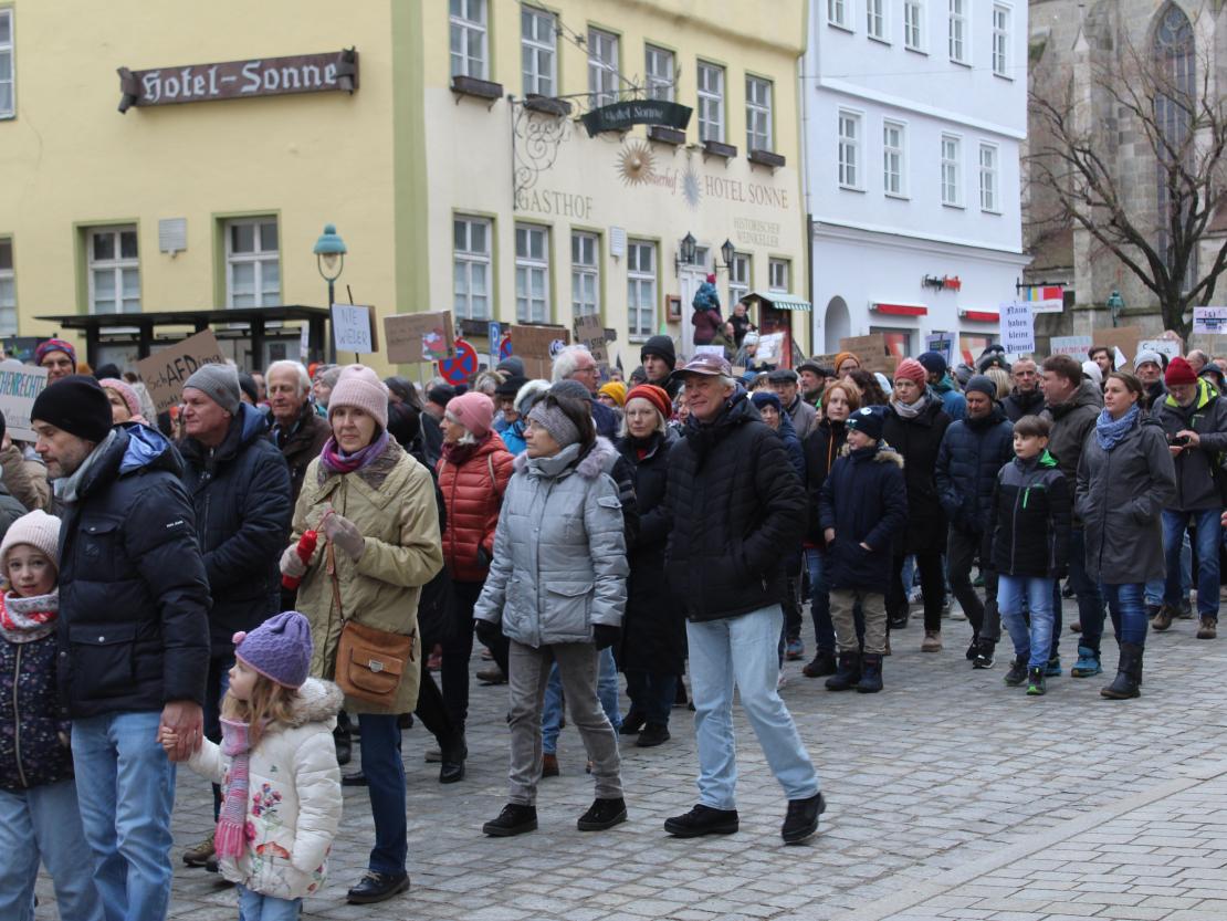Sie waren bunt, sie waren laut und sie waren viele. Rund 3 000 Menschen (so die Angaben der Veranstalter) demonstrierten heute Nachmittag in Nördlingen gegen Rechtsextremismus und für Demokratie und Vielfalt. 