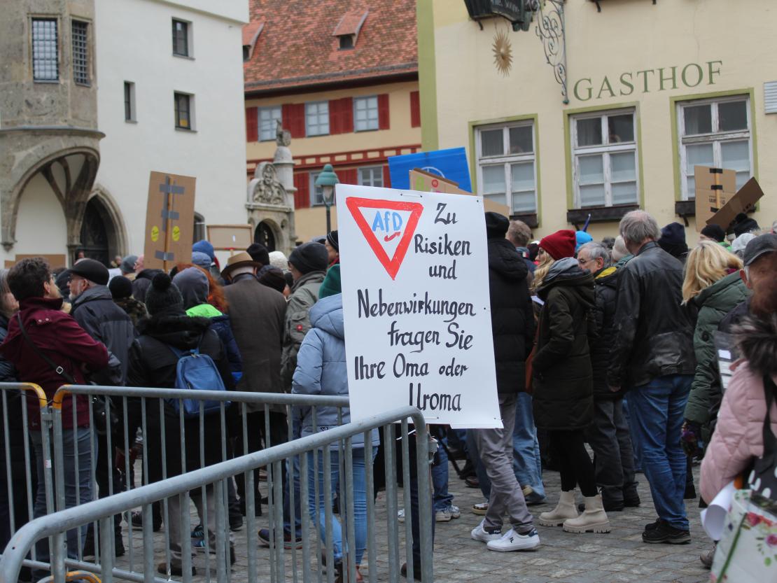 Sie waren bunt, sie waren laut und sie waren viele. Rund 3 000 Menschen (so die Angaben der Veranstalter) demonstrierten heute Nachmittag in Nördlingen gegen Rechtsextremismus und für Demokratie und Vielfalt. 
