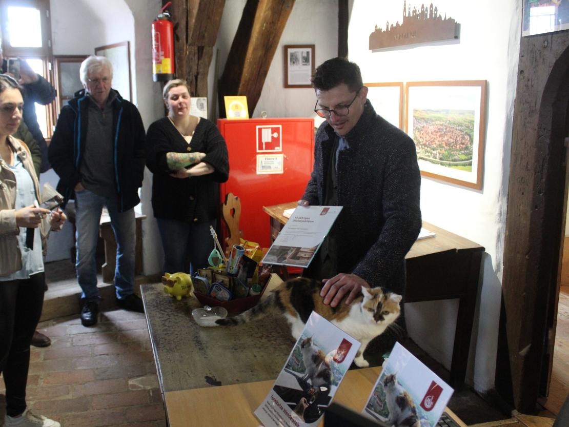 Hier sieht man Nördlingens Oberbürgermeister David Wittner und die Turmkatze Wendelstein.